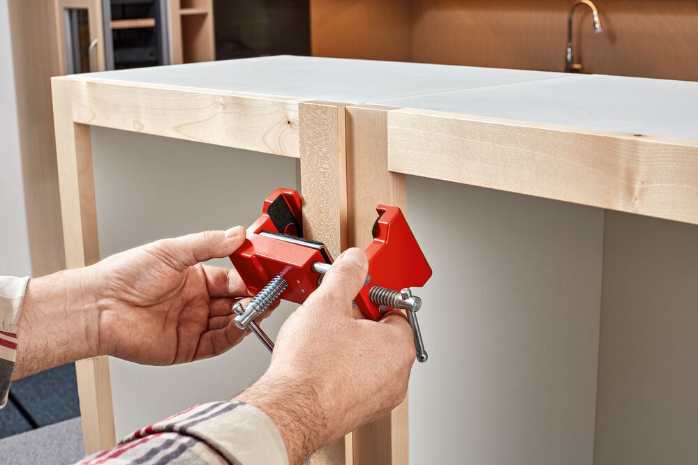 Serre-joint pour l’armoire en cadre